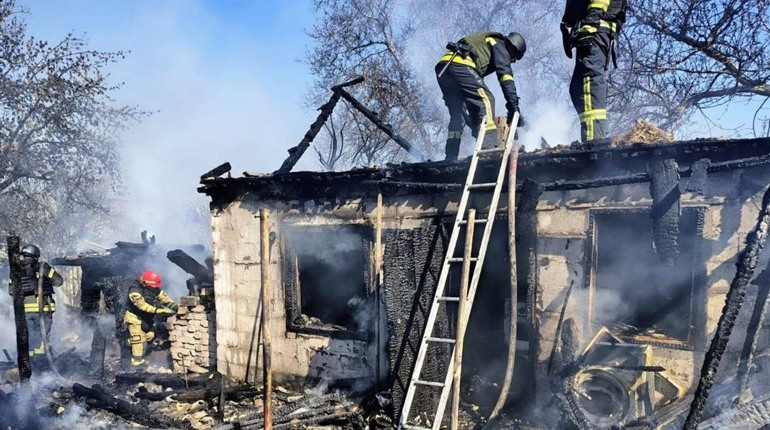 Падіння уламків дрона: у Жовтих Водах сталася пожежа на території приватного будинку