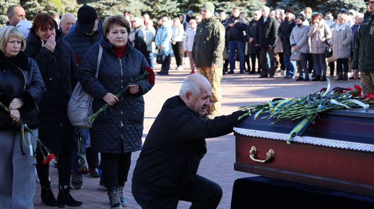 Південноукраїнськ схиляє голови: містяни провели в останню путь полеглого захисника Василя Аркушу