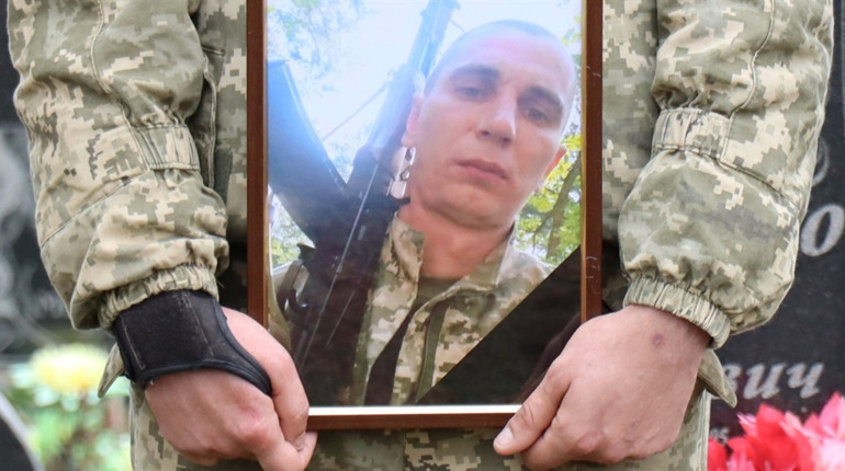 Боровся за краще майбутнє України: тростянчани попрощались із Героєм Денисом Бабичем