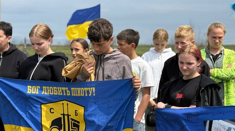 «Не тільки, як загинули, а як жили»: у селі на Миколаївщині провели вшанування загиблого військового