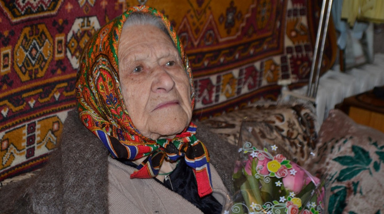 Зі 100-річним ювілеєм привітали глухівчанку Софію Сугоняко