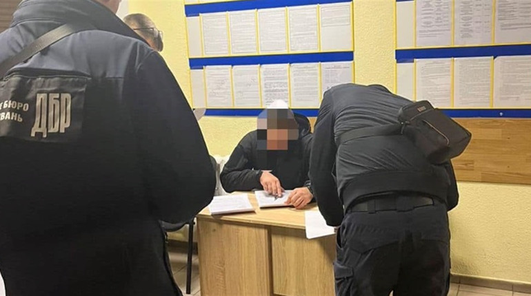 Кайданки на руки і силою в машину: в Одесі правоохоронці вручали чоловіку повістку. Почали слідство