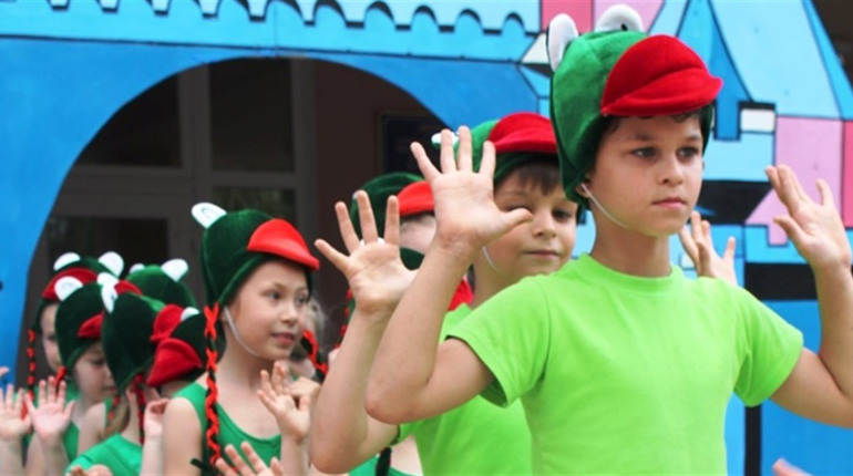 Хода з героями мультиків, ігри, караоке та пінне паті - початок канікул в Долинській