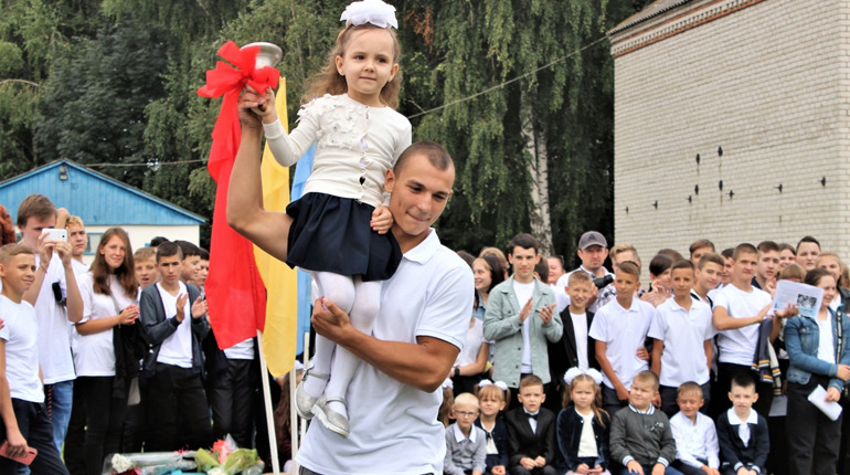 Сто років ЗОШ №9: подарунки, спогади, старі фотографії