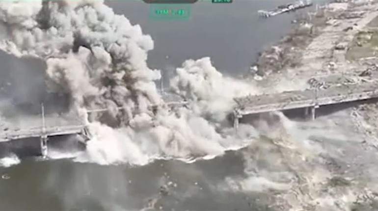 Україна вперше у світі підірвала міст дронами: як знищили ключову для РФ переправу (відео)