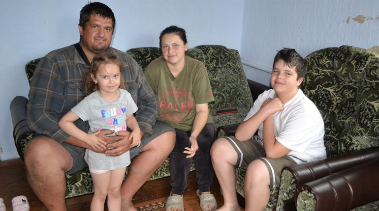 Коріння, пересаджене війною: теплиця надії для родини з Херсонщини