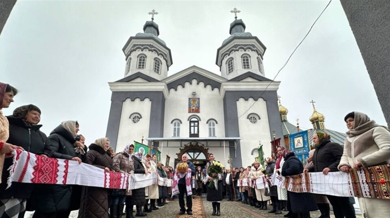 Архієрейське богослужіння відбулося Ошихлібах з нагоди 20-ї річниці заснування релігійної громади