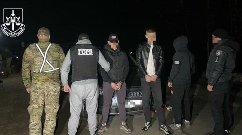 По три тисячі з клієнта: двох жителів Сарненщини підозрюють в організації втечі за кордон