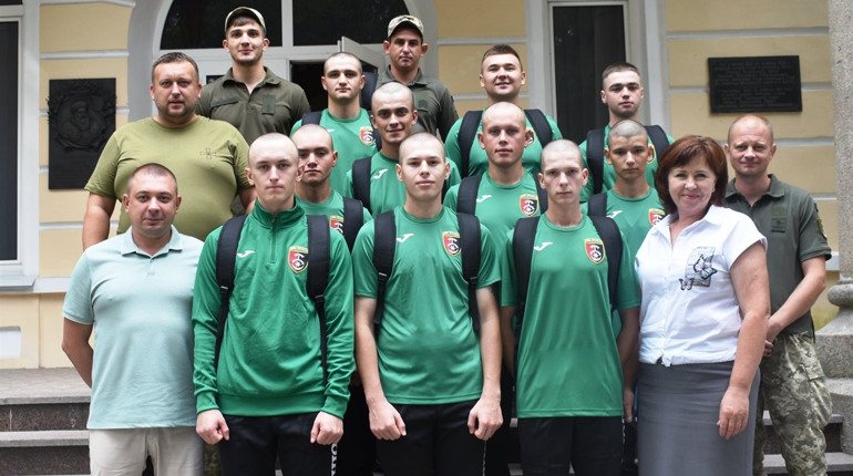 Гравцям ФК "Звягель-АТО" подарували 25 нових комплектів футбольної форми
