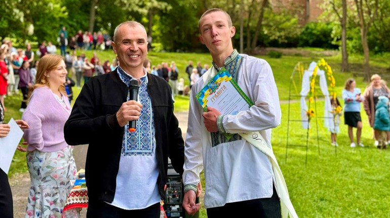 Не чекав змін – створював їх: як випускник зі Стольного власноруч залишив слід у рідному селі