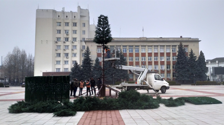 Напередодні Різдва в Умані встановлюють головну міську ялинку