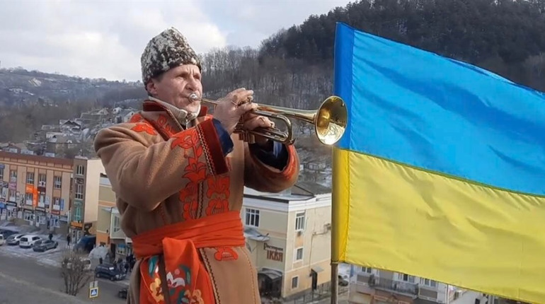 Кременецький музикант на Кременецькій горі виконує гімн України