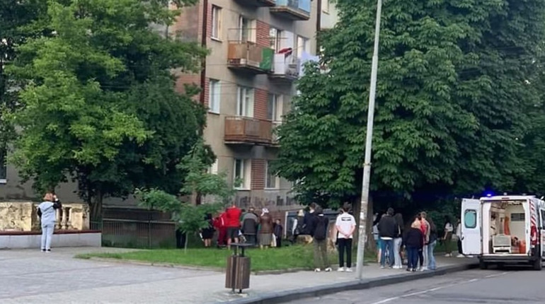 У Дрогобичі з вікна на третьому поверсі випала дитина: що відомо