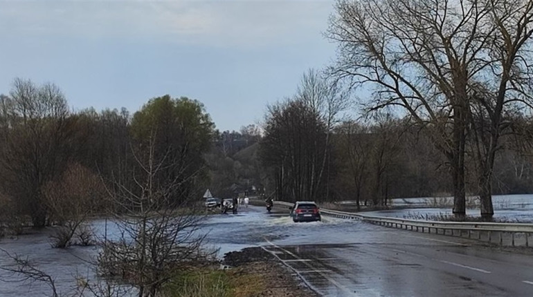 Десна стає все більш повноводною, підтоплюються автошляхи