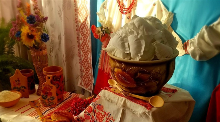В Смілі в «Барвінку» діти ліпили вареники: вихованцям реабілітаційного центру провели майстер-клас