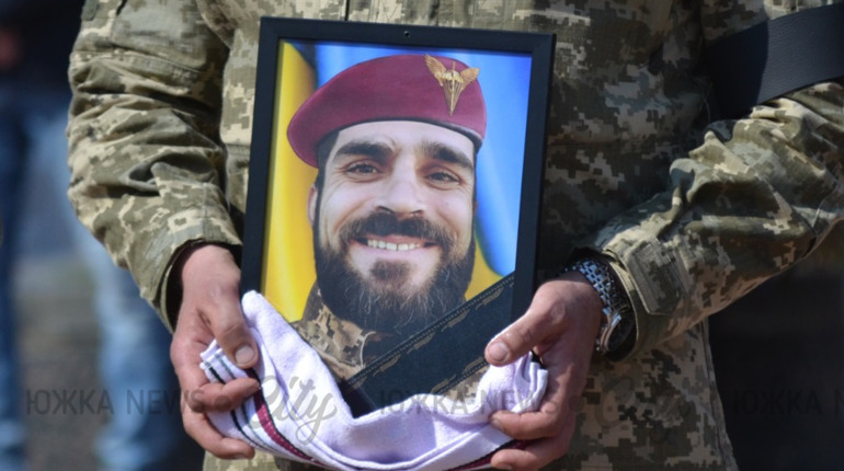 Для нього війна закінчилася: южноукраїнці попрощалися із загиблим воїном Петром Діжевським