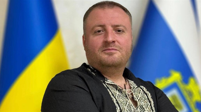 Факти проти домислів: Роман Мрочко публічно пояснив купівлю будинку батьками