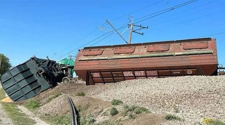 У Криму невідомі підірвали залізничну колію, з рейок зійшов поїзд з зерном