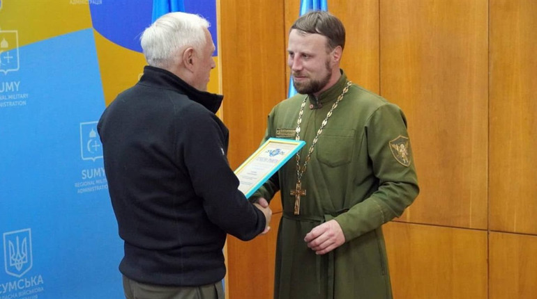 Священника з Глухова за волонтерську діяльність відзначив начальник Сумської ОВА