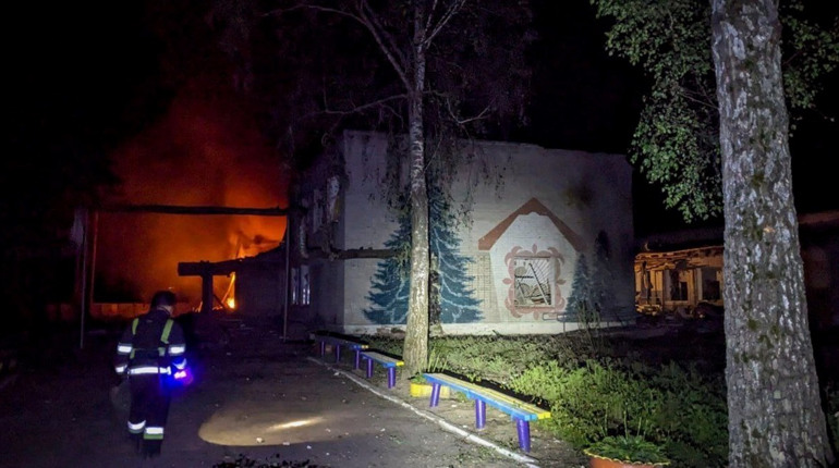 Черговий ворожий удар по Шостці: поранена дитина, зруйнований медичний заклад