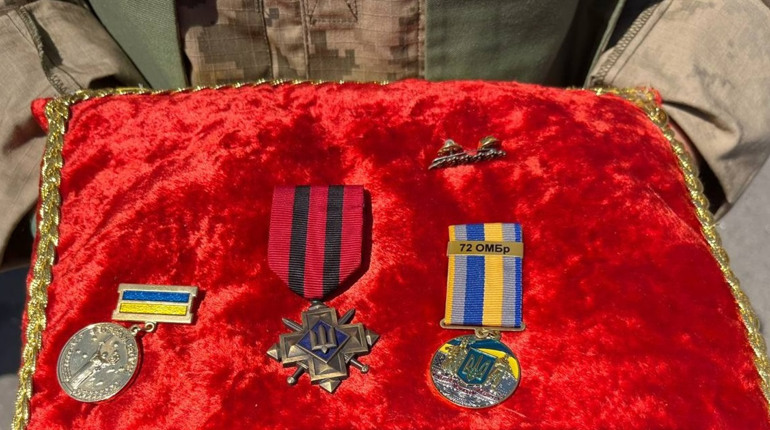 На центральній площі Первомайська попрощалися із захисником України Віктором Сімоненком