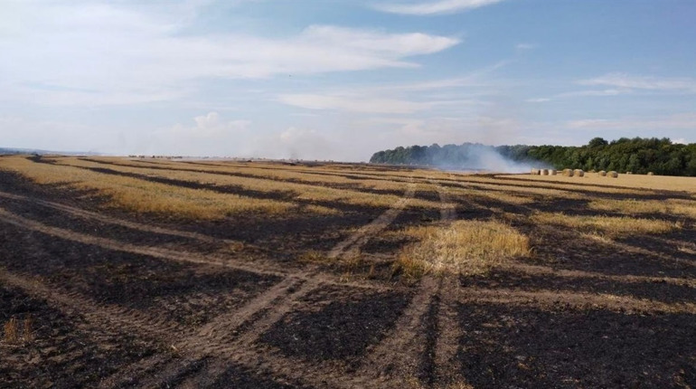 На Чортківщині згорів прес-подрібнювач і сто тюків соломи