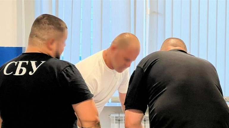 Голову Сергіївки підозрюють у розкраданні 2,4 млн: це кошти на ремонт пошкоджених ракетами будинків