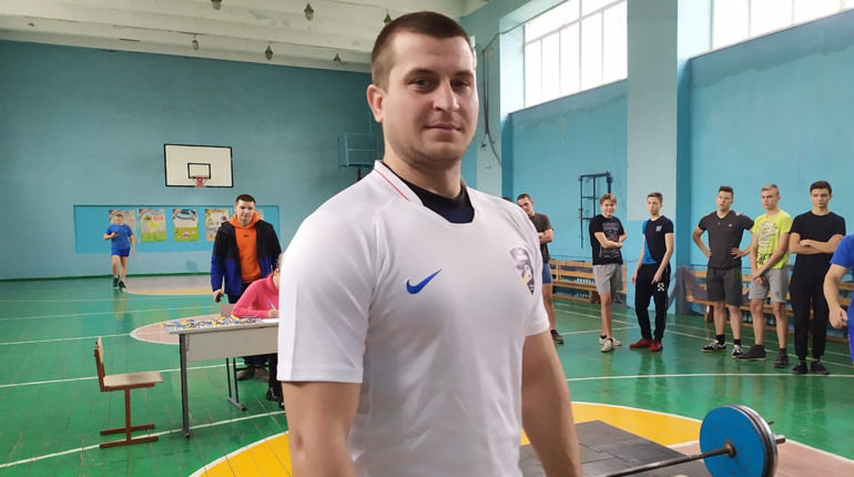 Спортсмен безкоштовно тренує молодь в селі Степне і мріє про офіційну роботу тренера