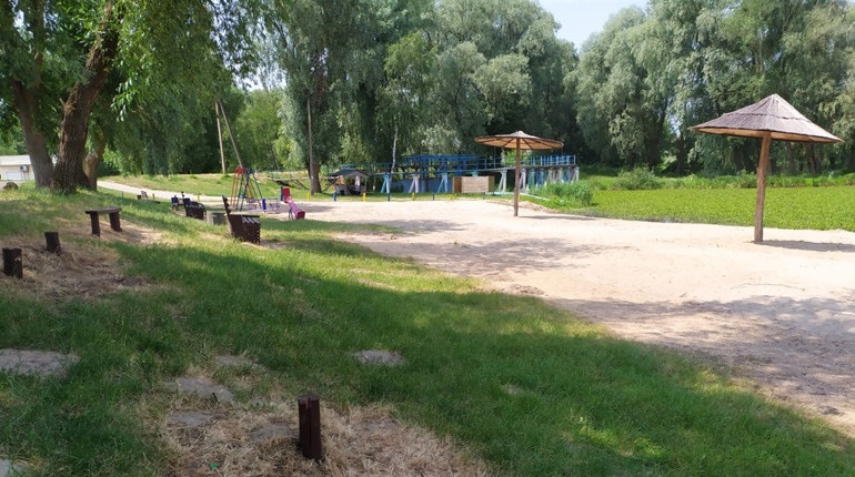У Мені під час випускних гулянок пошкодили лавки та альтанку