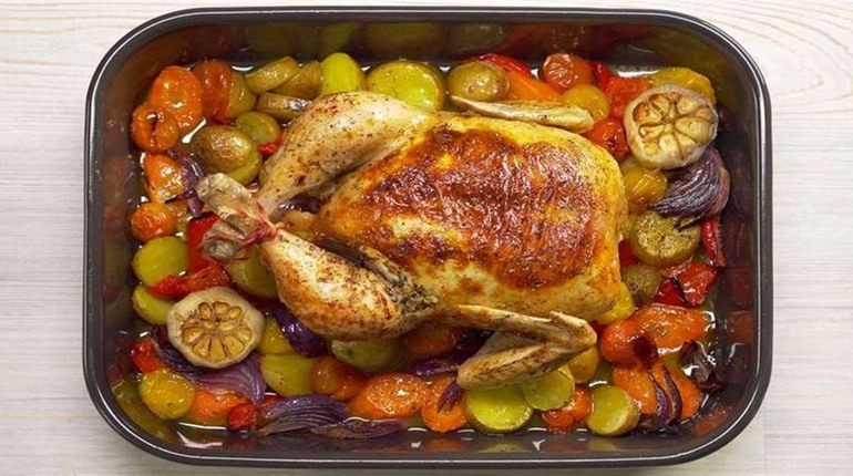 Рецепт дня: курка, запечена з овочами