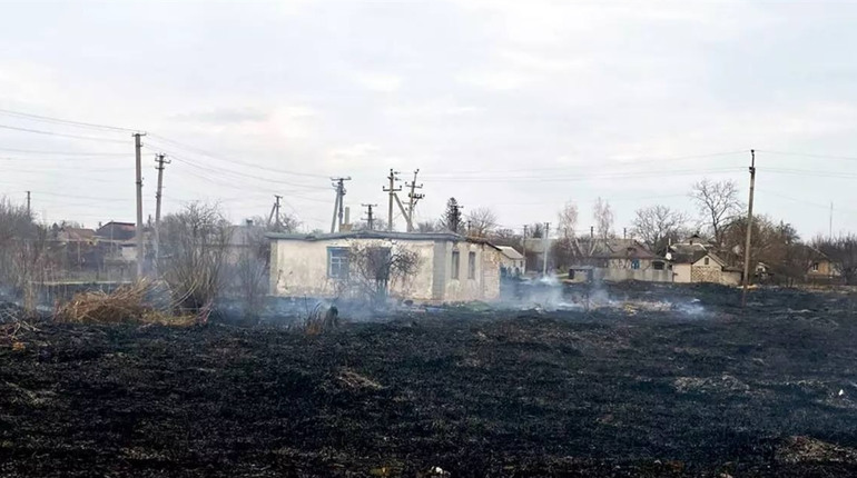 Пожежа у П’ятихатках: вогонь з трави перекинувся на двір