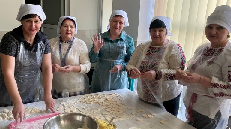 До семисот кілограмів вареників та голубців на Різдво для ЗСУ зліпили освітяни Вараської тергромади
