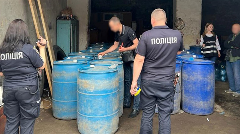 Підпільний спиртзавод. У Чернігові фасували етиловий спирт в промислових масштабах