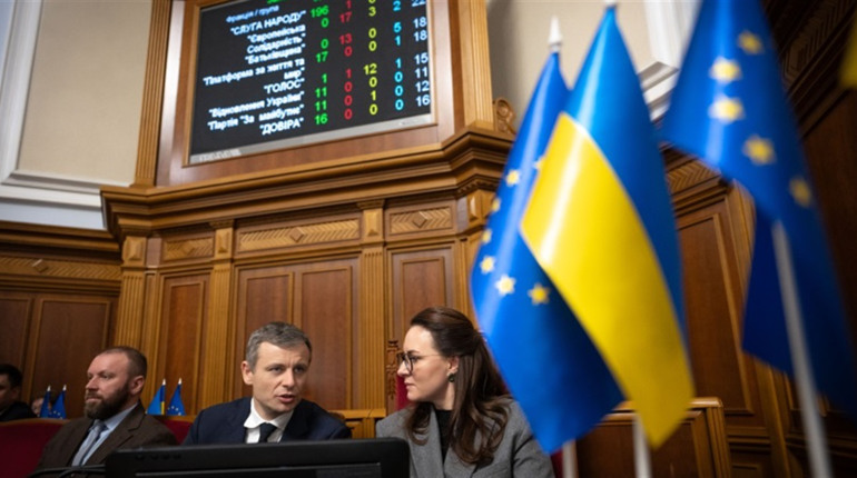 Під вигуки “Ганьба”: бюджет України 2026 ухвалили без підвищення зарплат військовослужбовцям