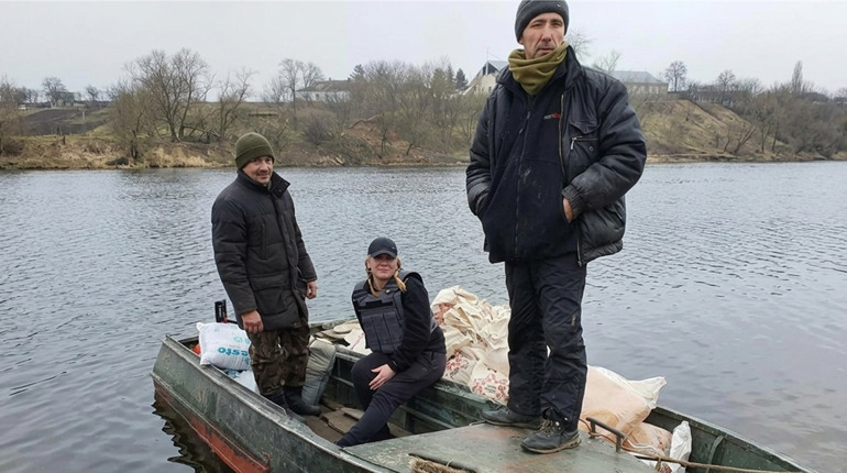 «Фанерний човен, який возив усе». Історія Євгенія Кірієнка, який перевозив людей під обстрілами
