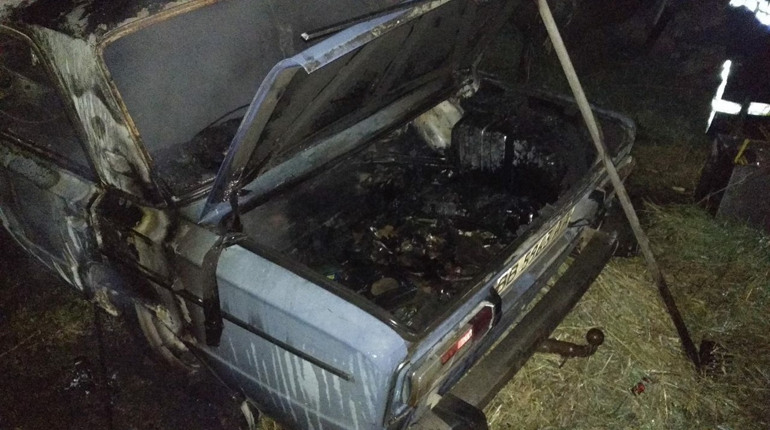 У Сватовому на провулку Надії загорівся автомобіль 