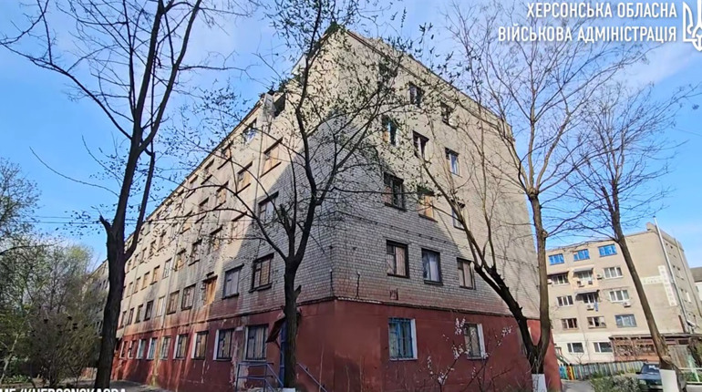 На Херсонщині російські терористи атакували житлові квартали: пошкоджені будинки, автівки