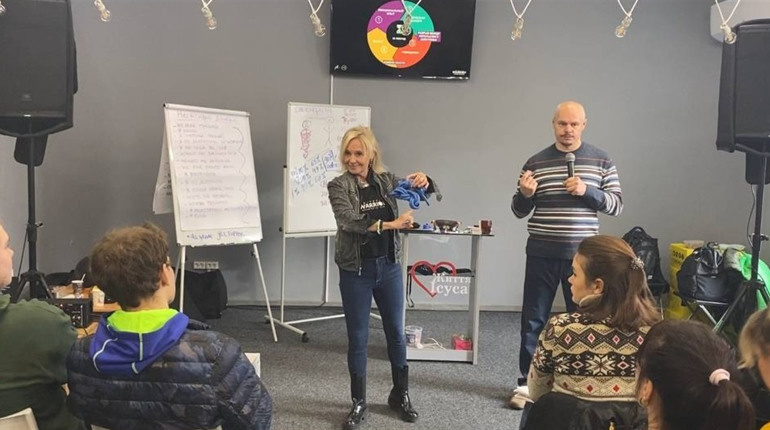 "Стійкість під час війни": світова спікерка Джилл Туппер провела тренінг у Жовтих Водах