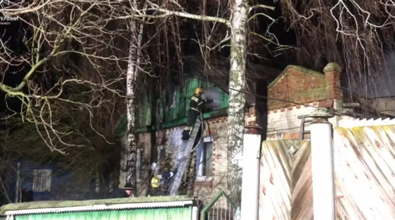 У новорічну ніч у Шосткинській громаді горів житловий будинок (відео)