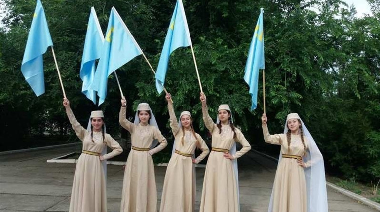 У школі в Генічеську провели мистецьку акцію до Дня кримськотатарського прапору (відео)