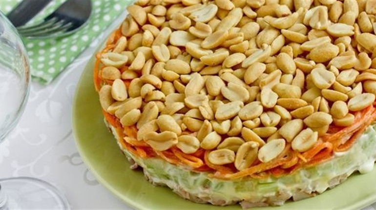 Рецепт дня: салат з копченою куркою та арахісом