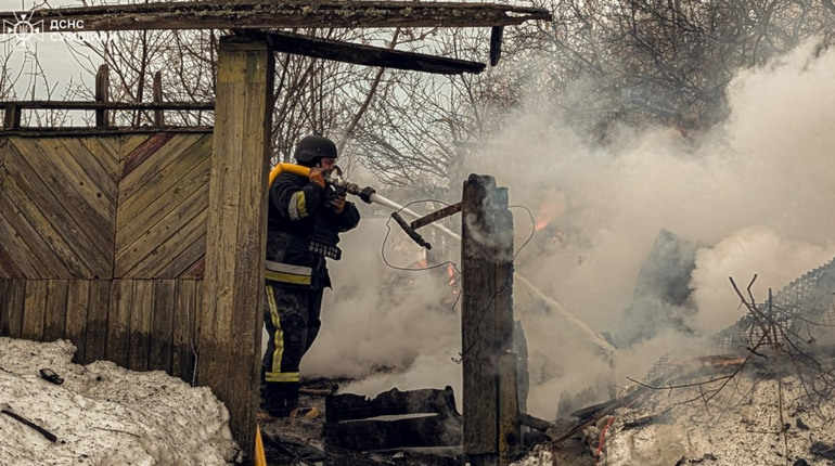 Пожежа у селі Вовна: вогонь пошкодив дах та домашні речі в житловому секторі