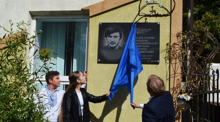 У Біляївці відкрили Меморіальну дошку Івасюку та започаткували фестиваль "Рута"