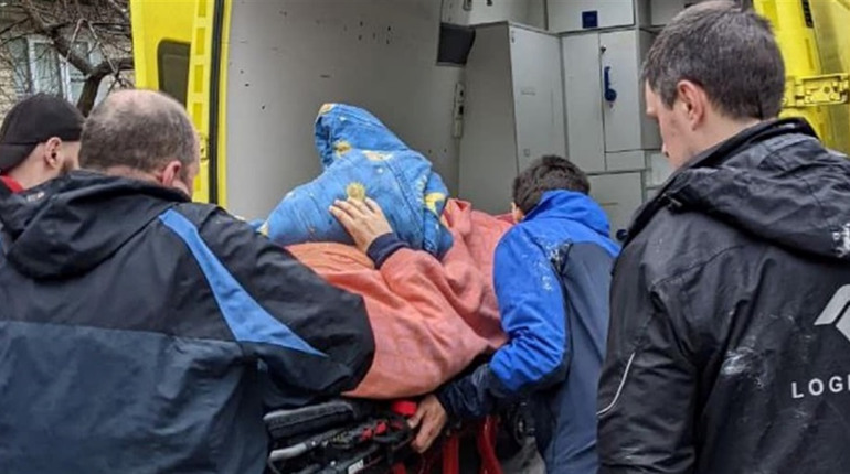 Мешканка Торецька вивезла 78-річну лежачу маму після інсульту. Контакти волонтерів