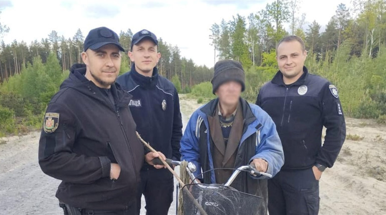 Блукав дві доби: звягельські поліцейські повернули додому 79-річного пенсіонера