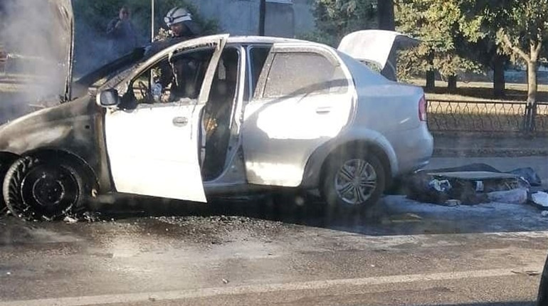 Зайнялася на ходу: у Лозовій у центрі міста загорілася автівка