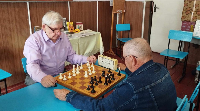 У Глухові відбулася перша гра сезону шахового турніру для ветеранів: хто переміг