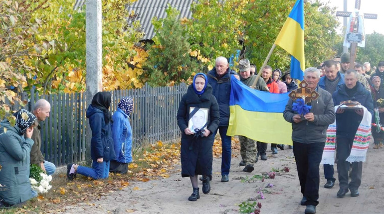 Село Дібрівськ, Вараського району, під прапорами провели в останню путь воїна-земляка