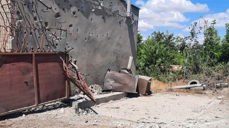 На Херсонщині російські терористи поцілили у житлові квартали, заклад культури, автівку