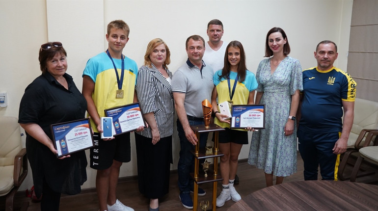 Покровських черлідерів-чемпіонів Європи відзначили преміями і подарунками
